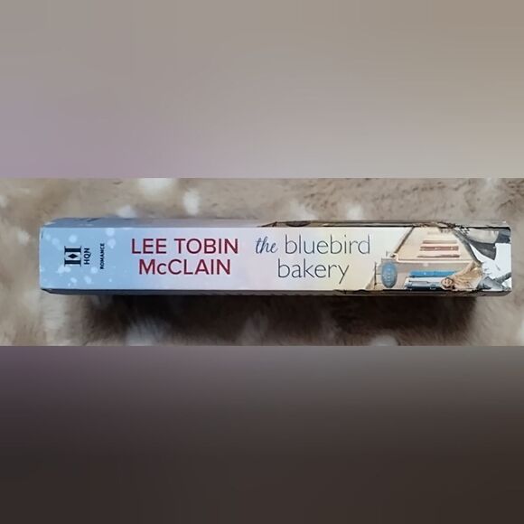 New Book The Bluebird Bakery by Lee Tobin McClain SIGNED Harlequin Romance Paper - Picture 3 of 4